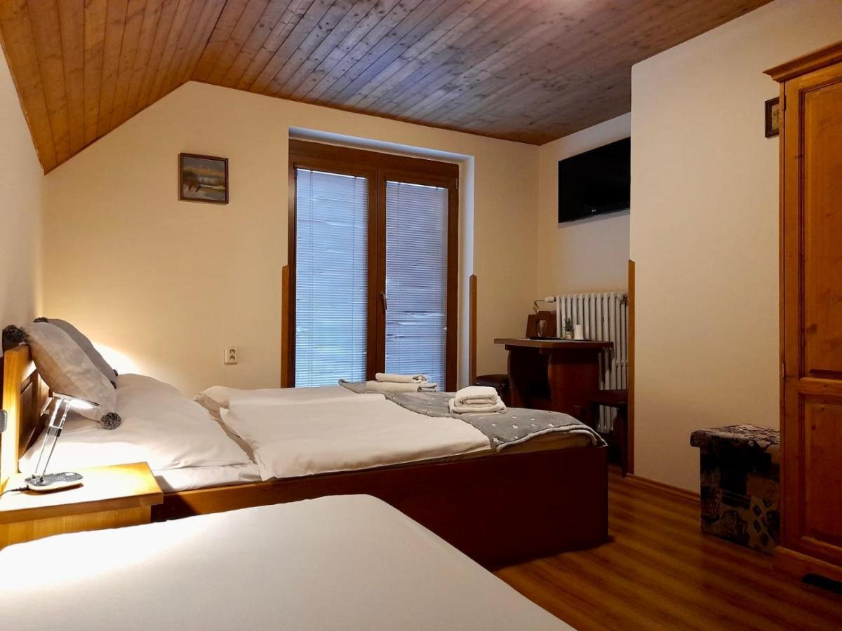 Restaurant A Penzion Pod Draci Skalou Karlstejn Bagian luar foto