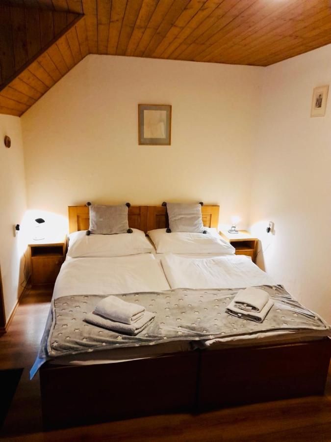 Restaurant A Penzion Pod Draci Skalou Karlstejn Bagian luar foto